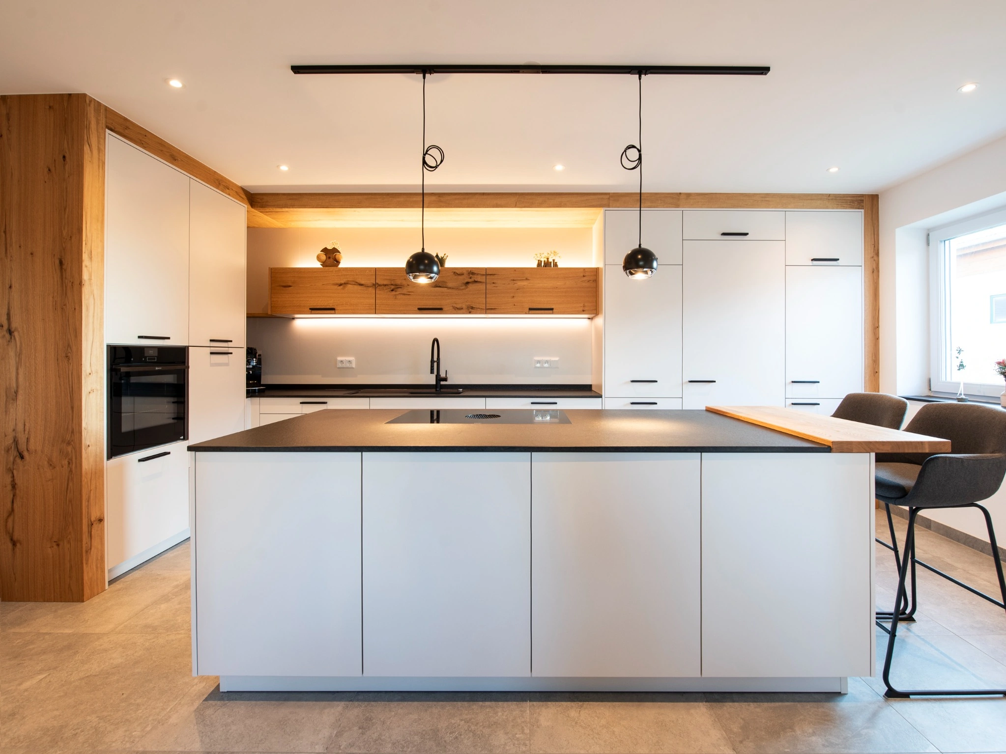 Detailansicht der weißen Schubladen mit schwarzen Griffen