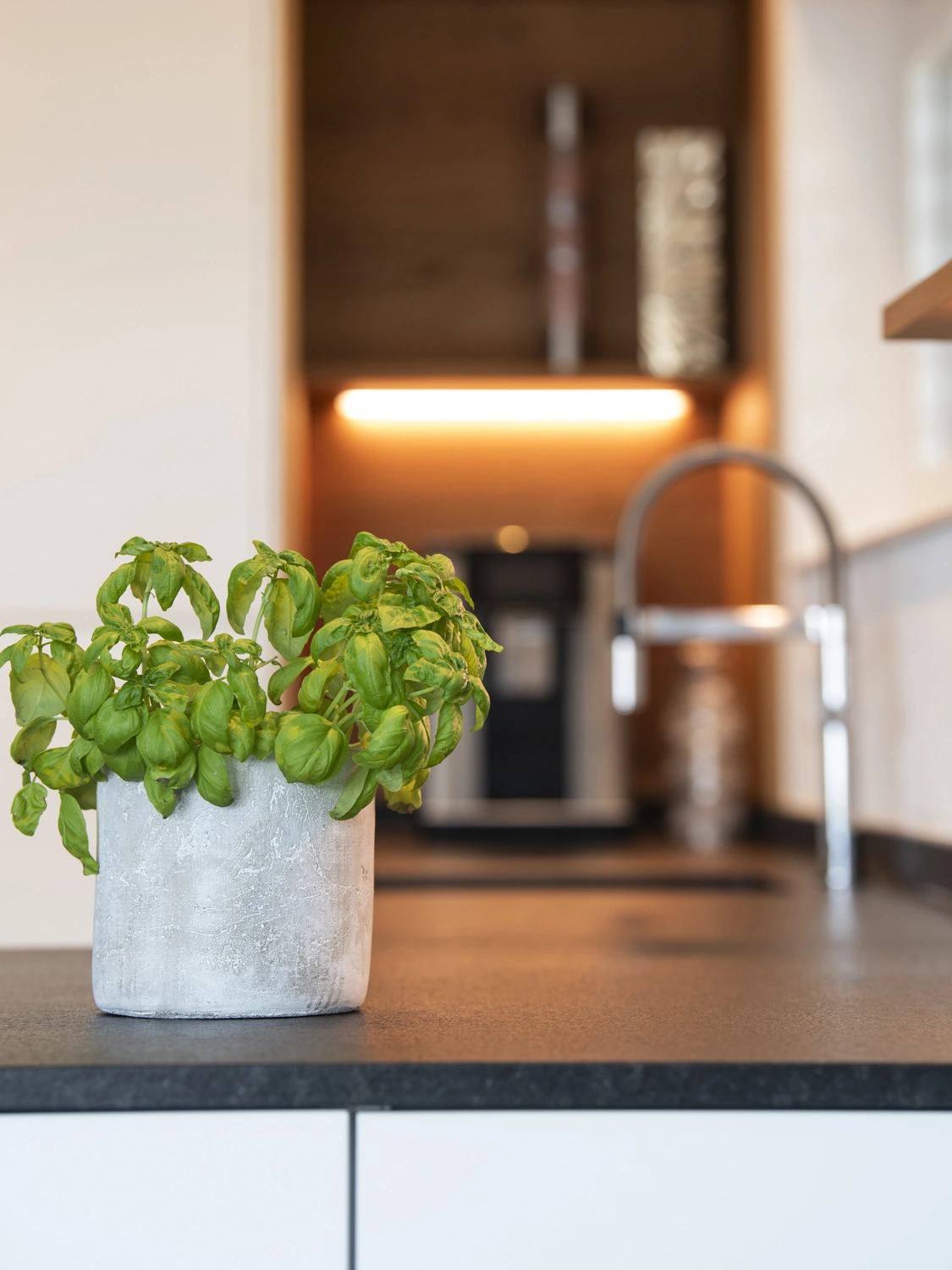 Spülbereich mit Fenster und Regalborden