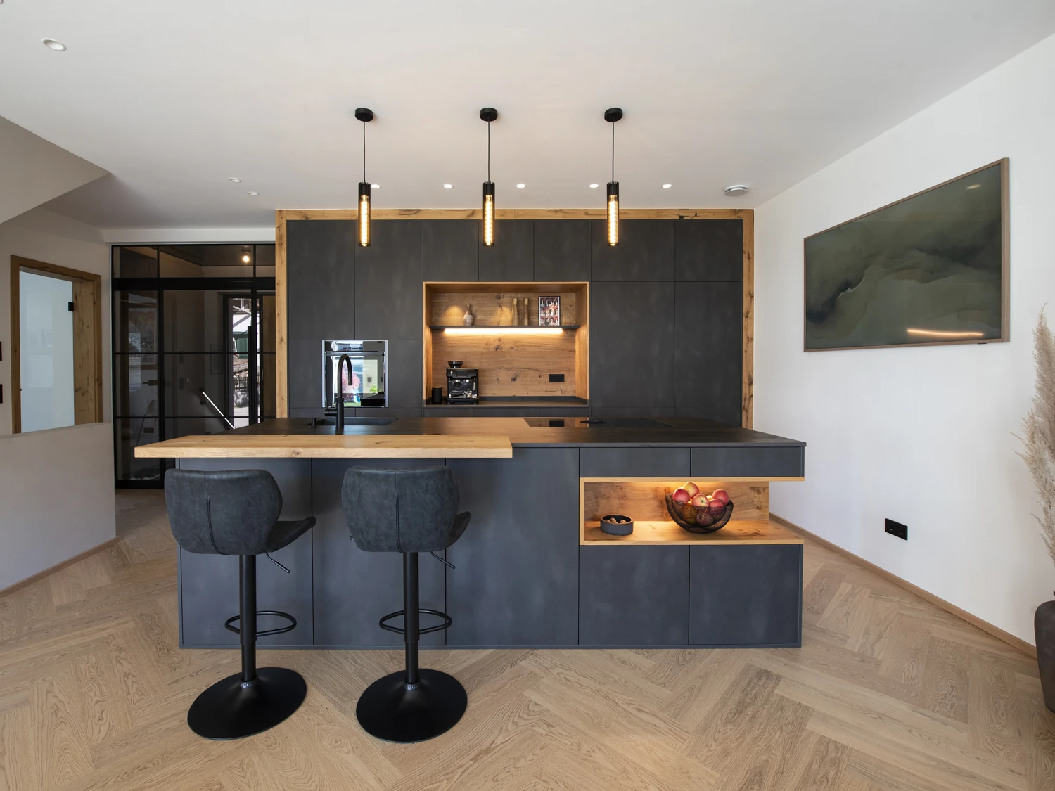 Wandzeile mit Backofen und Insel