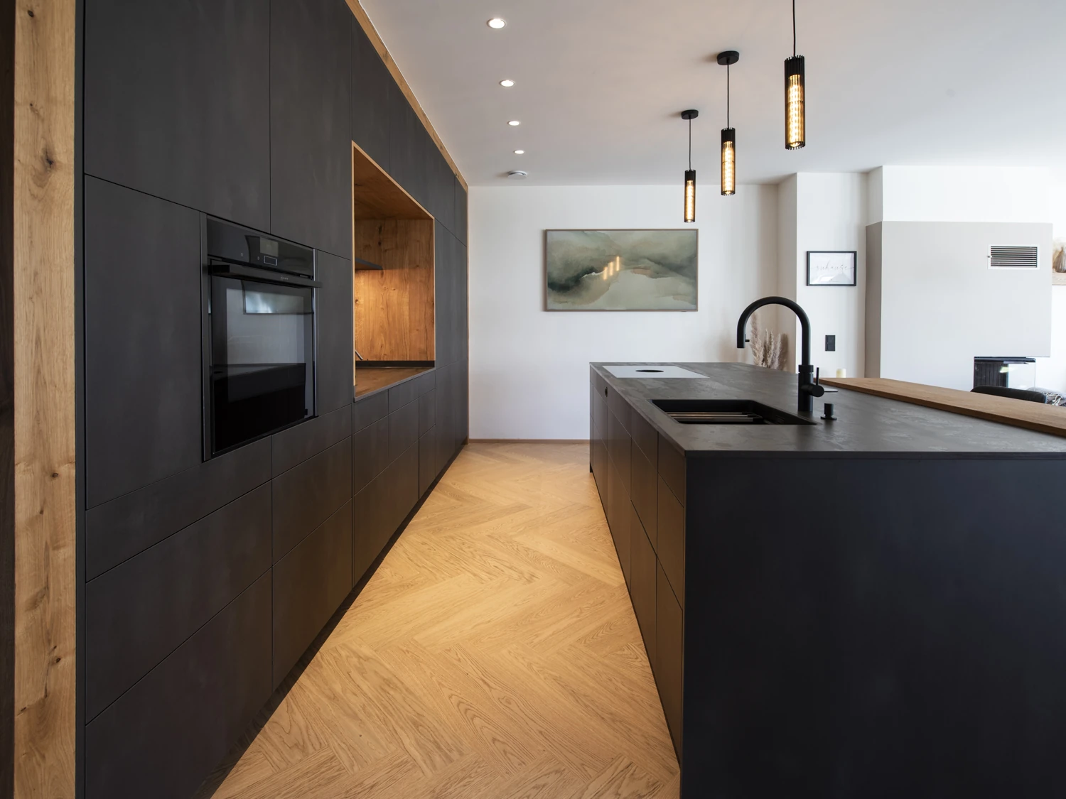 Detail schwarze Armatur und Pendelleuchten