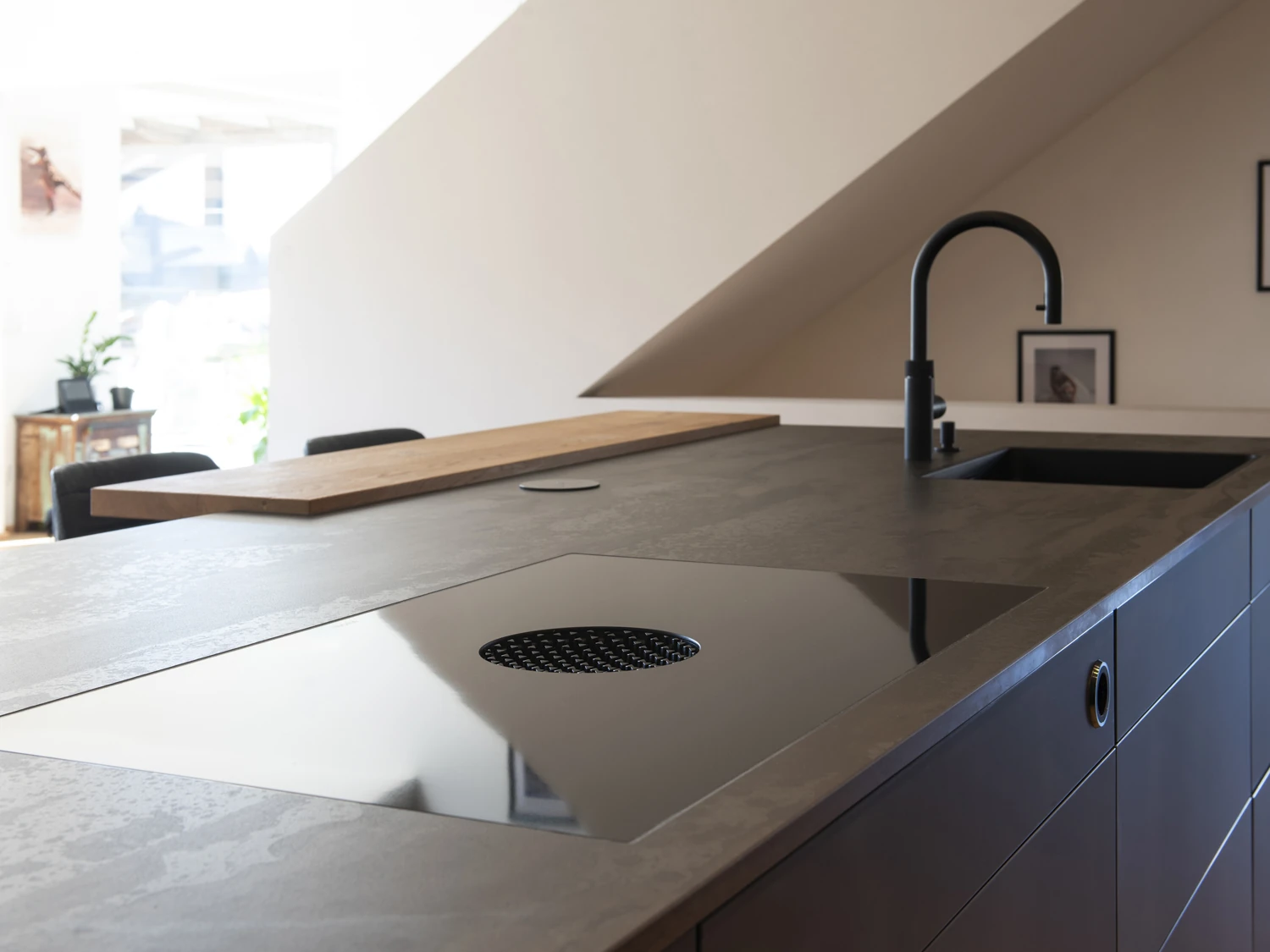 Insel mit Kochfeld und Spülbereich