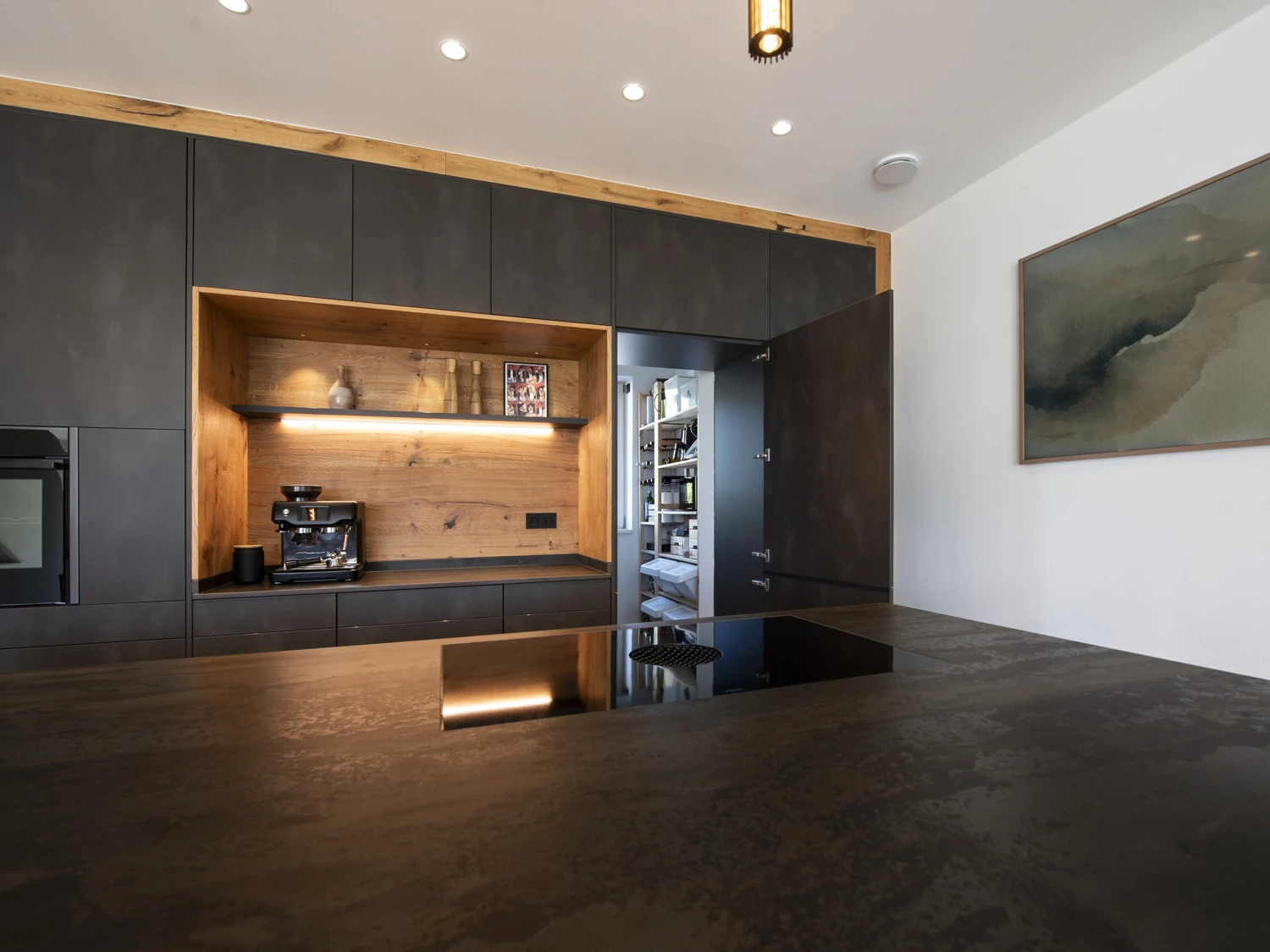 Kaffeenische mit Holzrückwand und Beleuchtung