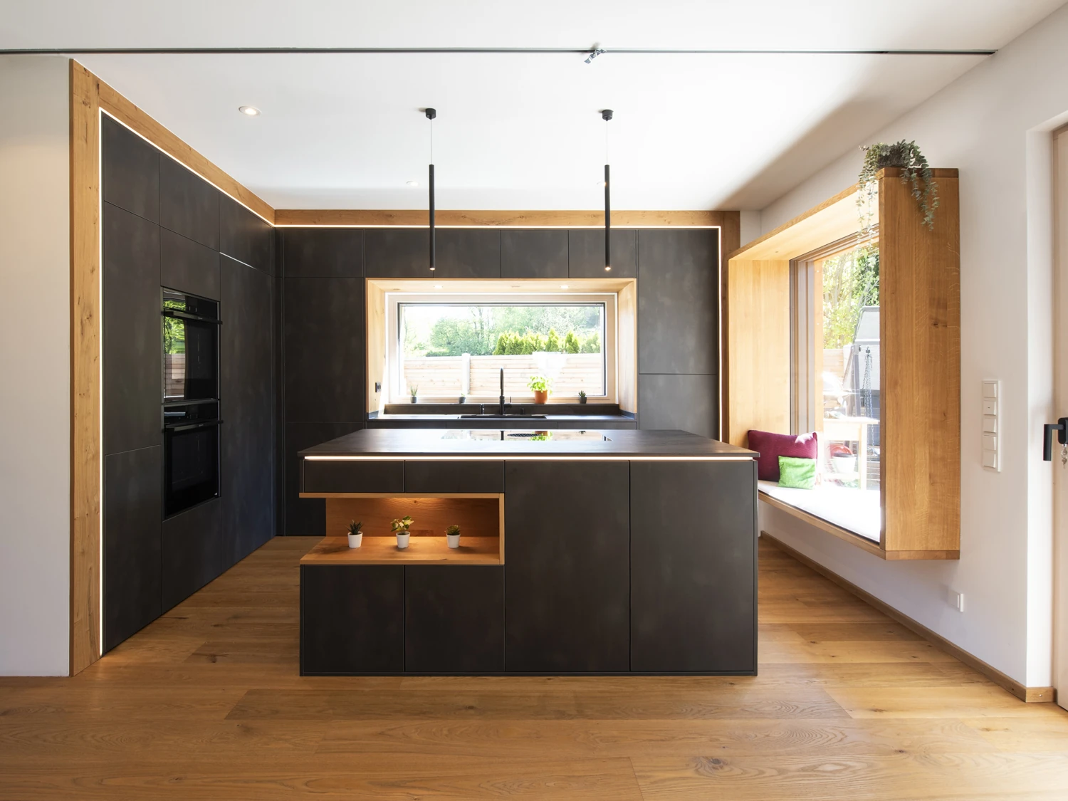 Detail Holz und dunkle Front