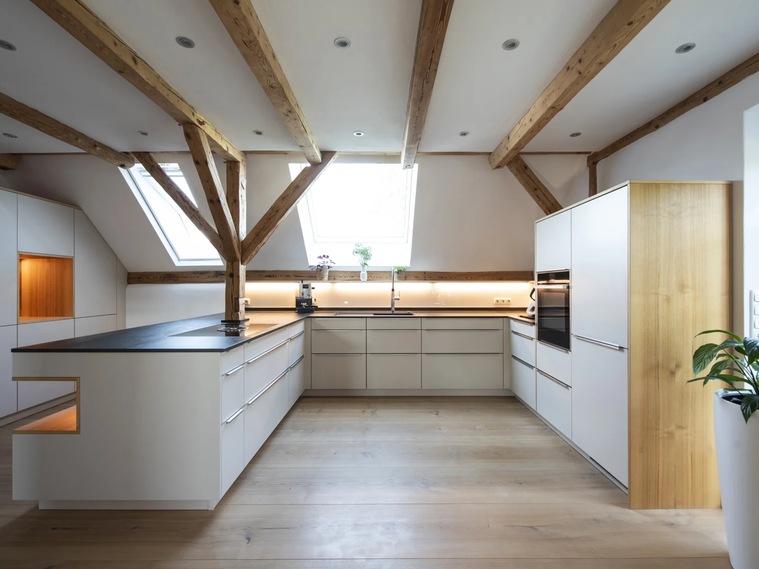 Kochbereich mit Holzbalken
