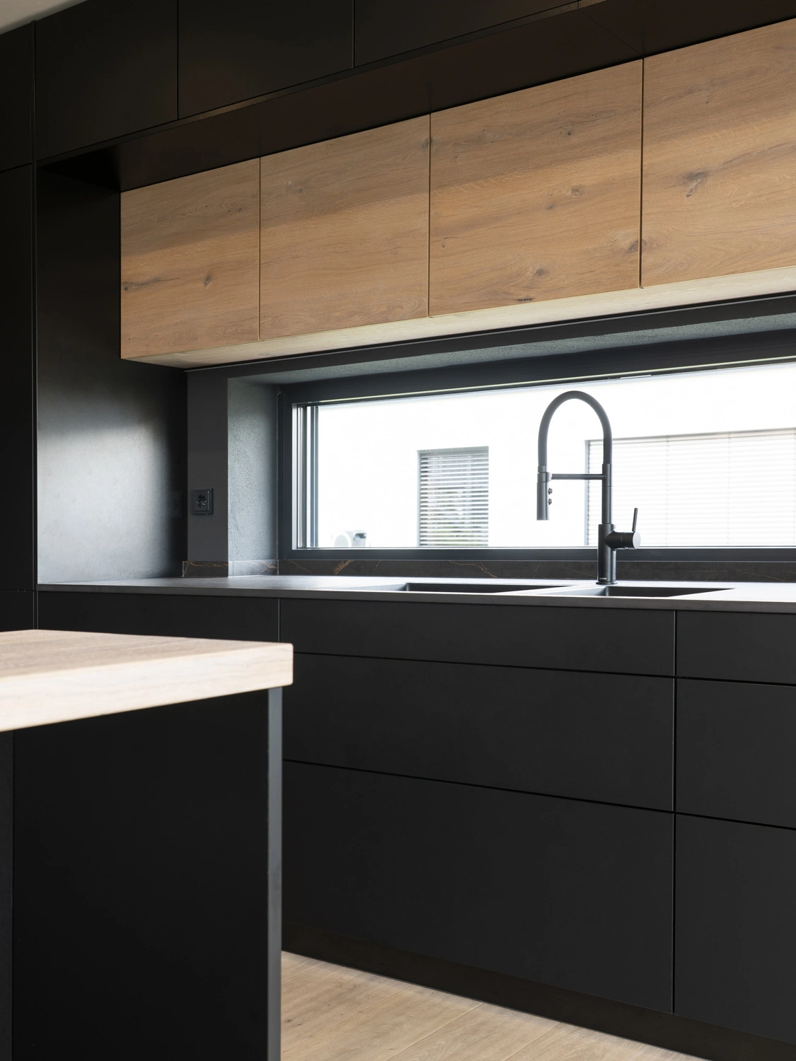 Dunkle Arbeitsplatte im Detail