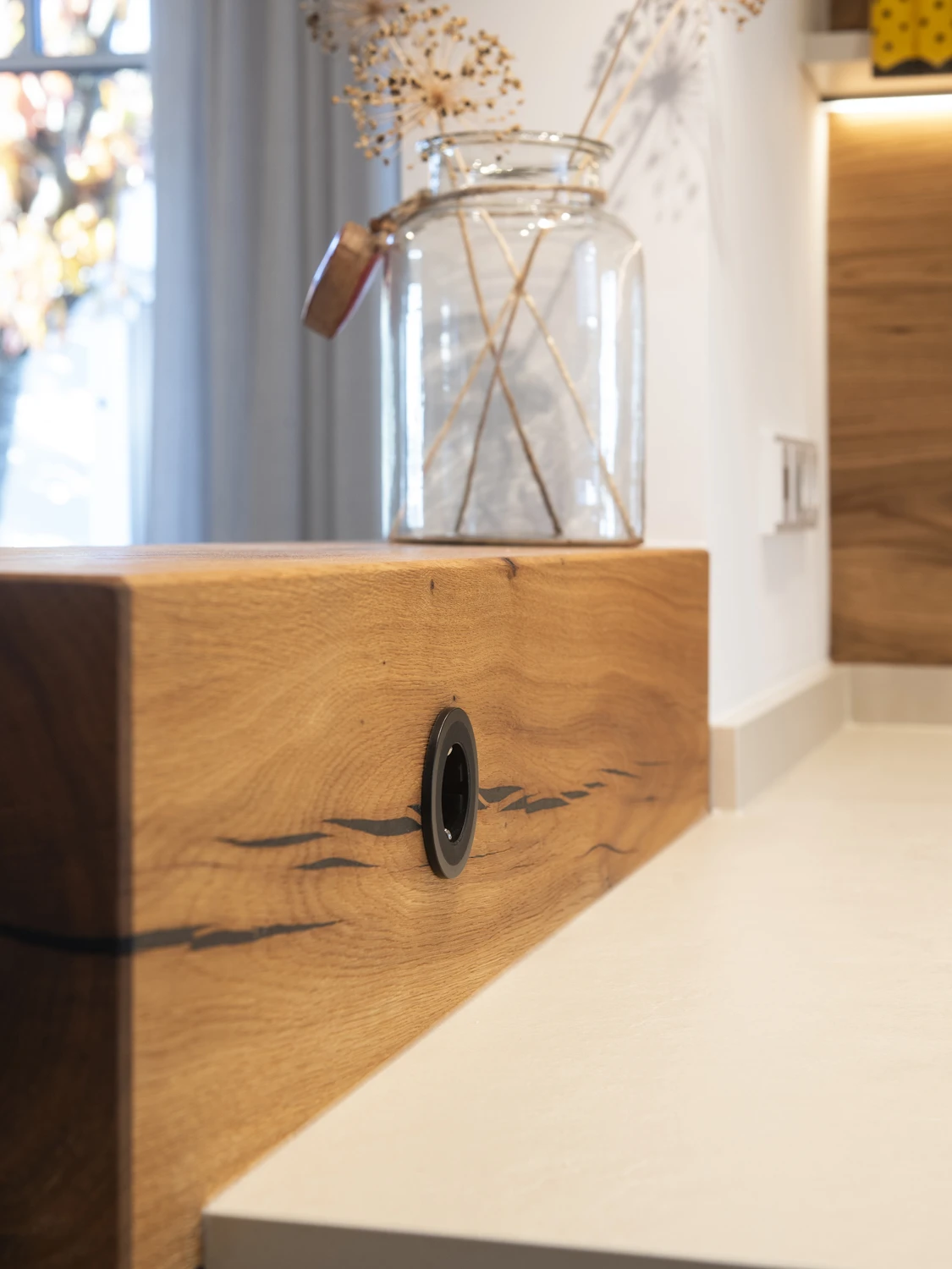 Küchenbereich mit Holzrückwand