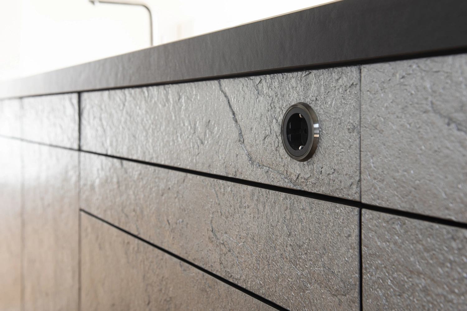 Offene Nische mit Kaffeemaschine und Stauraum