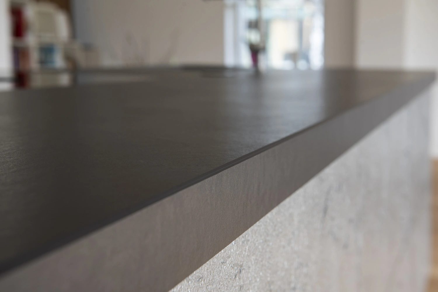 Spülenbereich mit Armatur und Steinrückwand