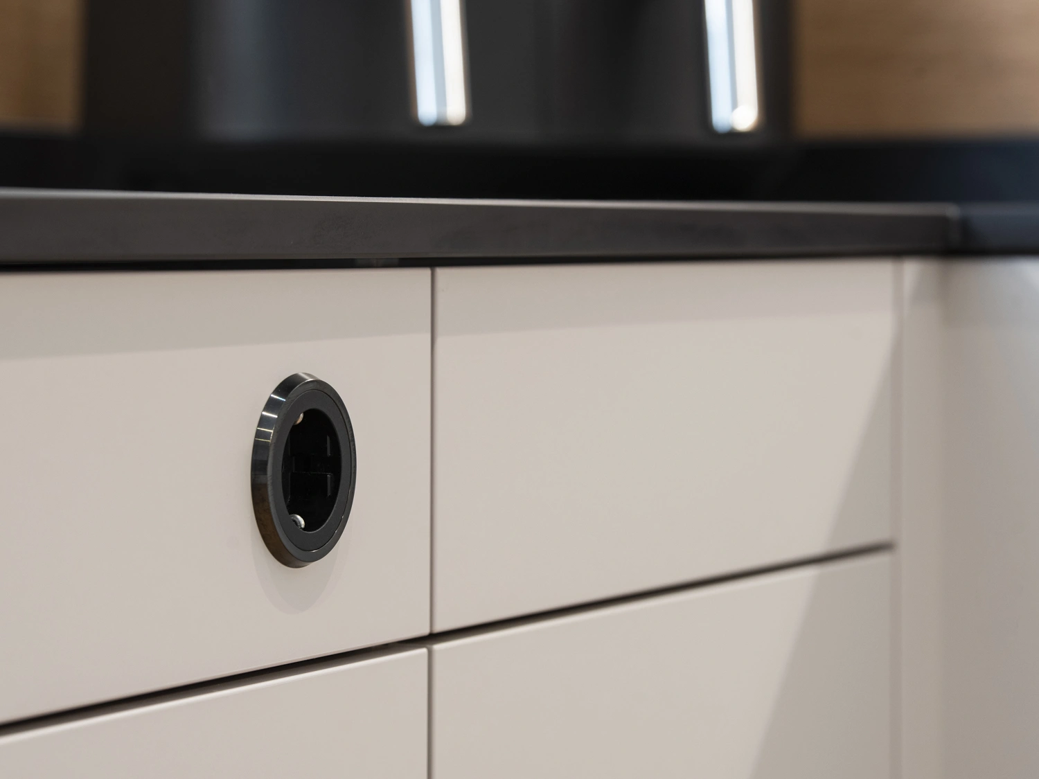 Detail Griffmulde / Steckdose in der Front