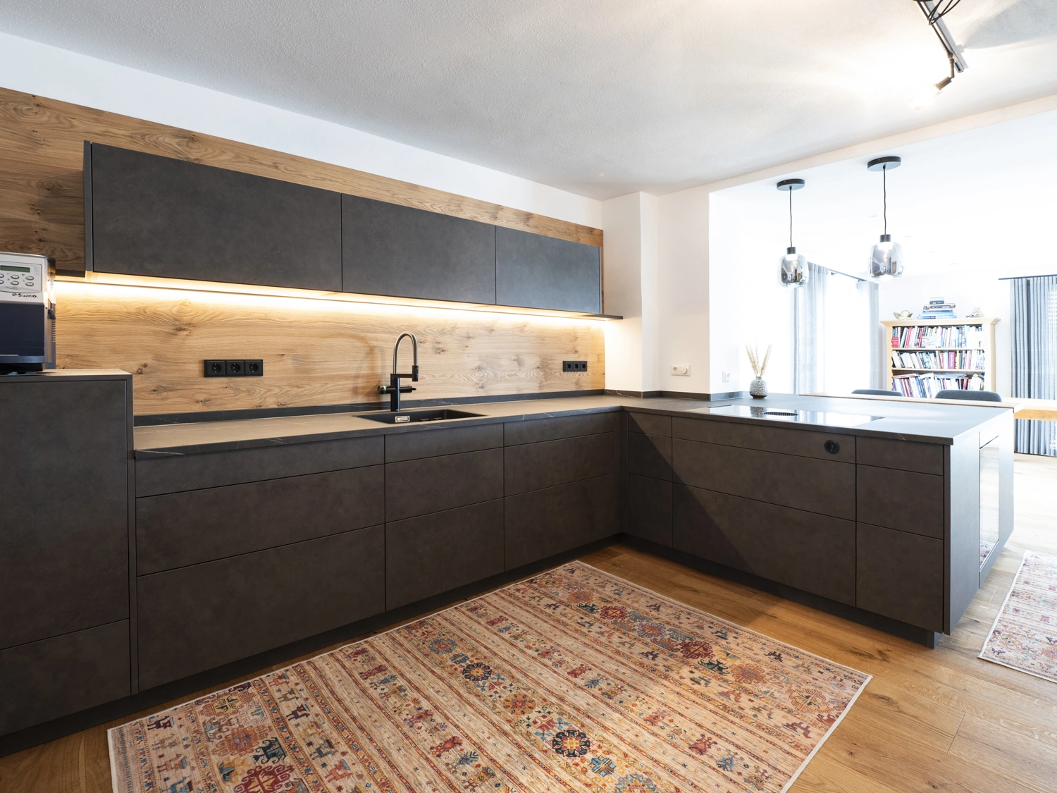 Kücheninsel mit Holzauflage