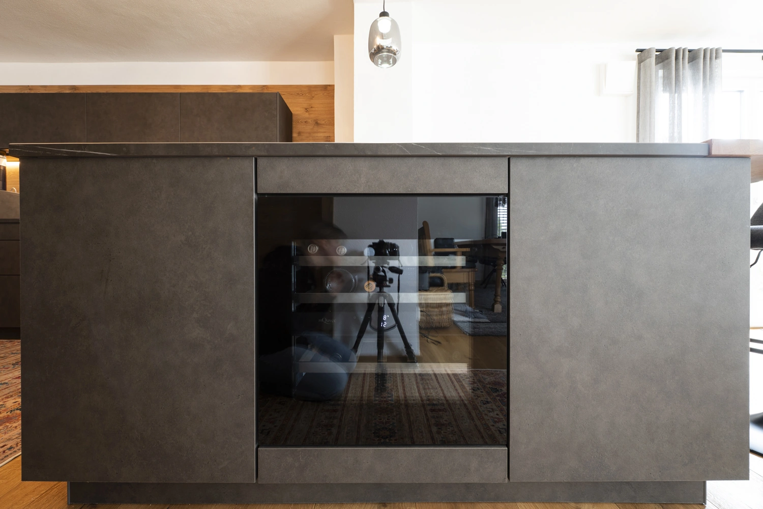 Weber Küche mit Holz- und Steinakzenten